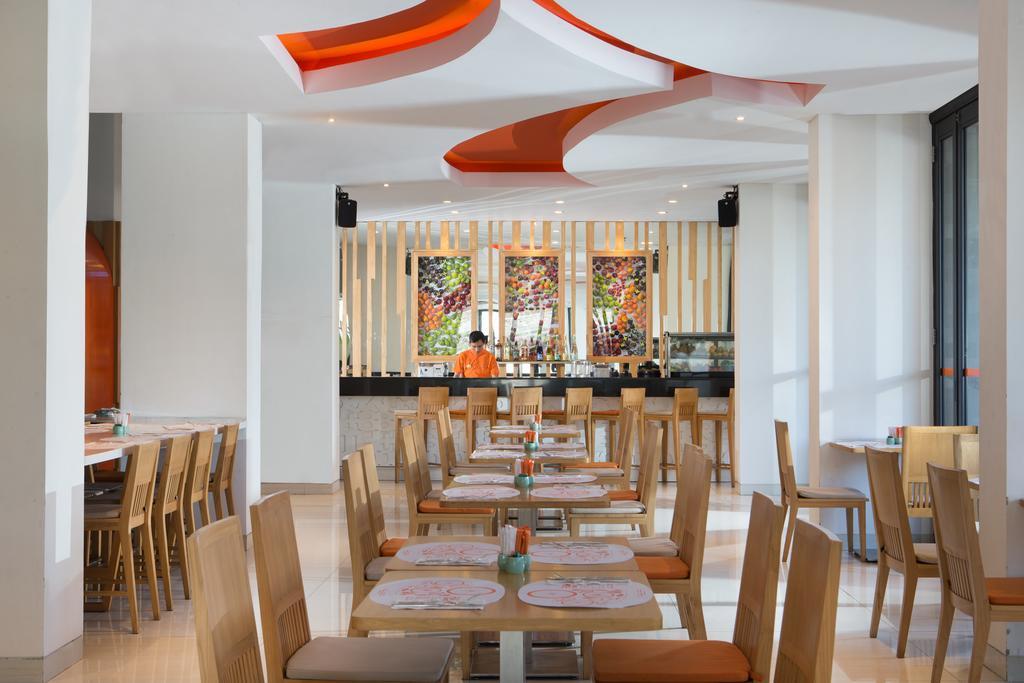Harris Hotel Raya 庫塔 外观 照片
