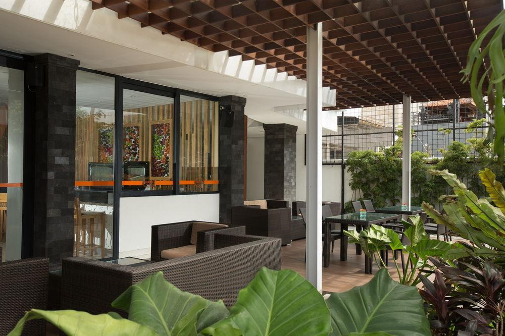Harris Hotel Raya 庫塔 外观 照片