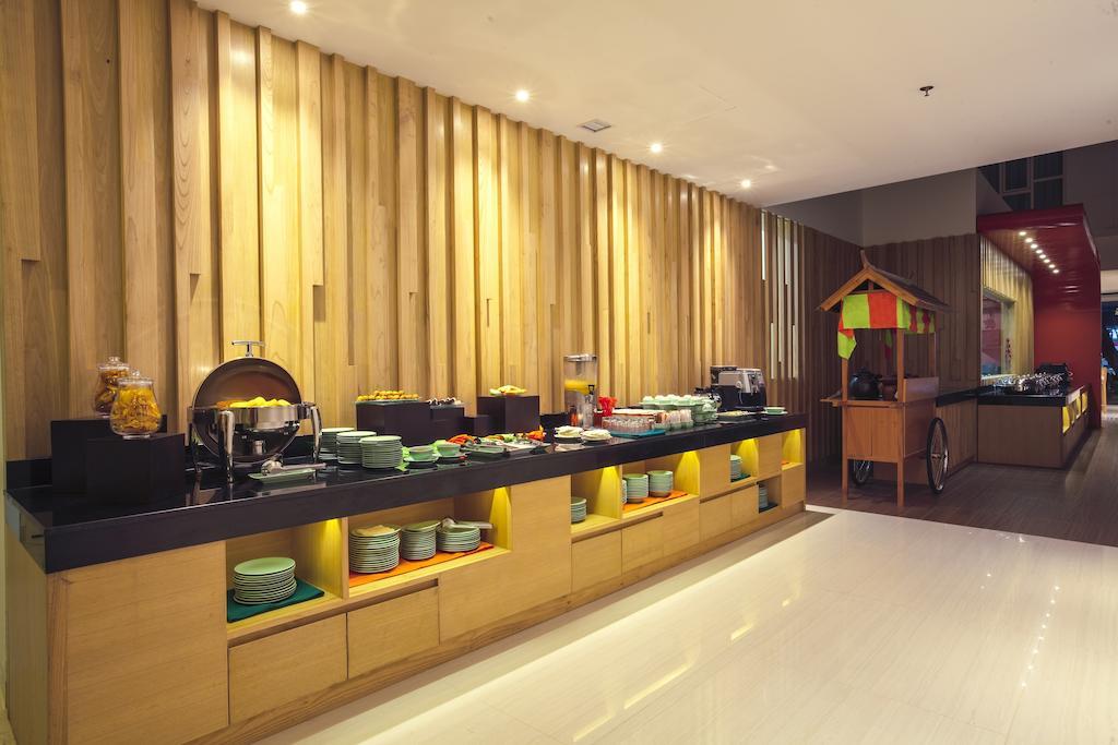 Harris Hotel Raya 庫塔 外观 照片
