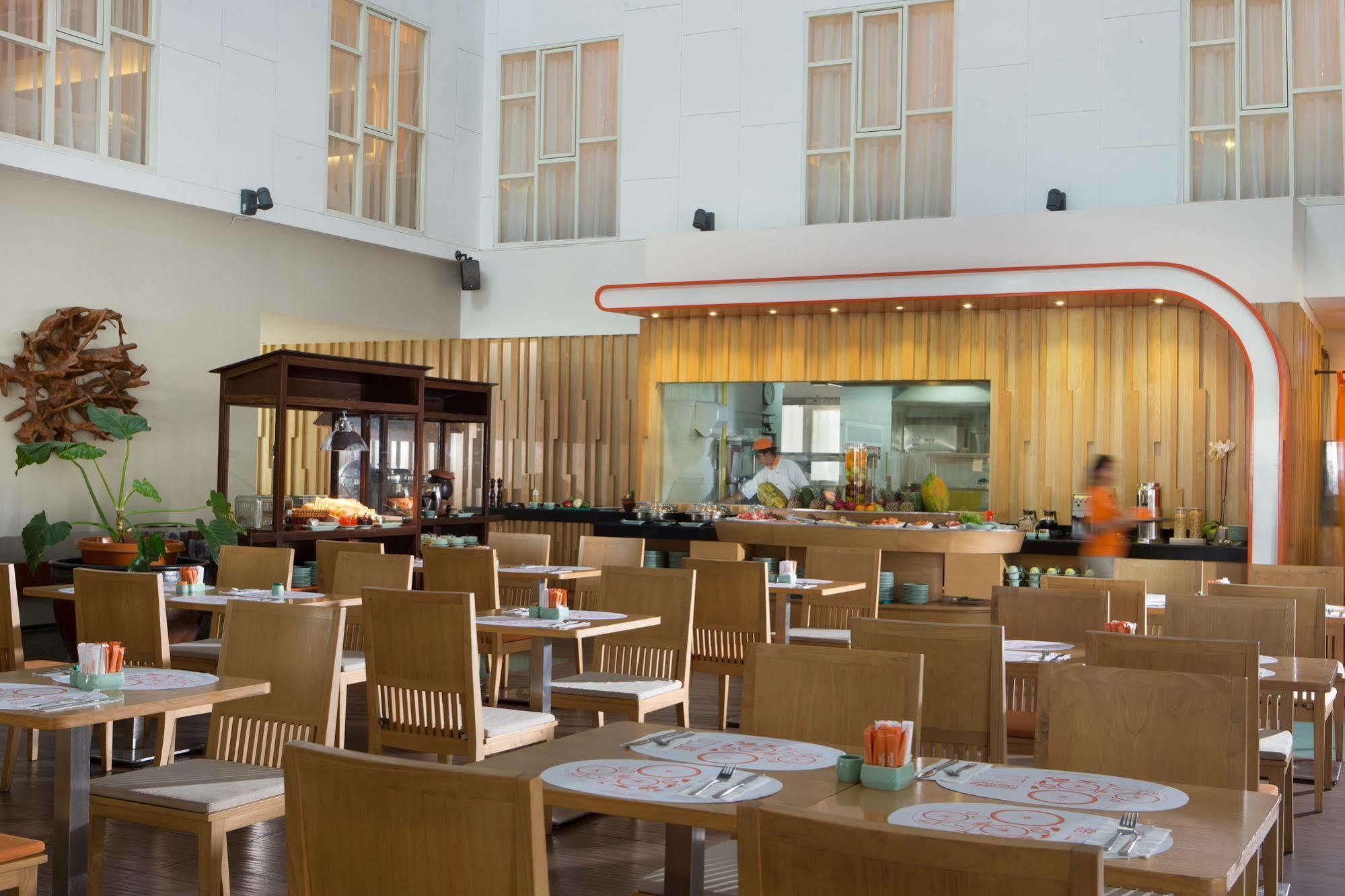 Harris Hotel Raya 庫塔 外观 照片