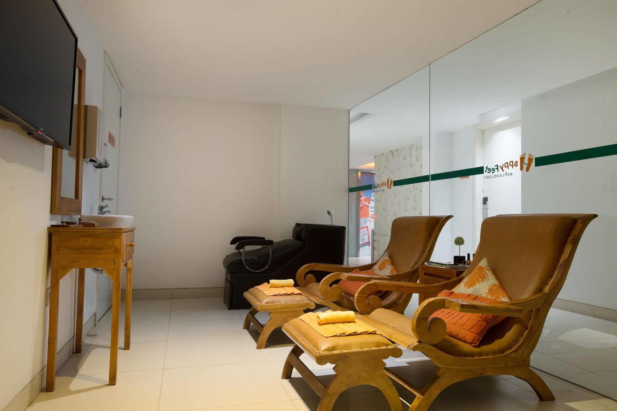 Harris Hotel Raya 庫塔 外观 照片