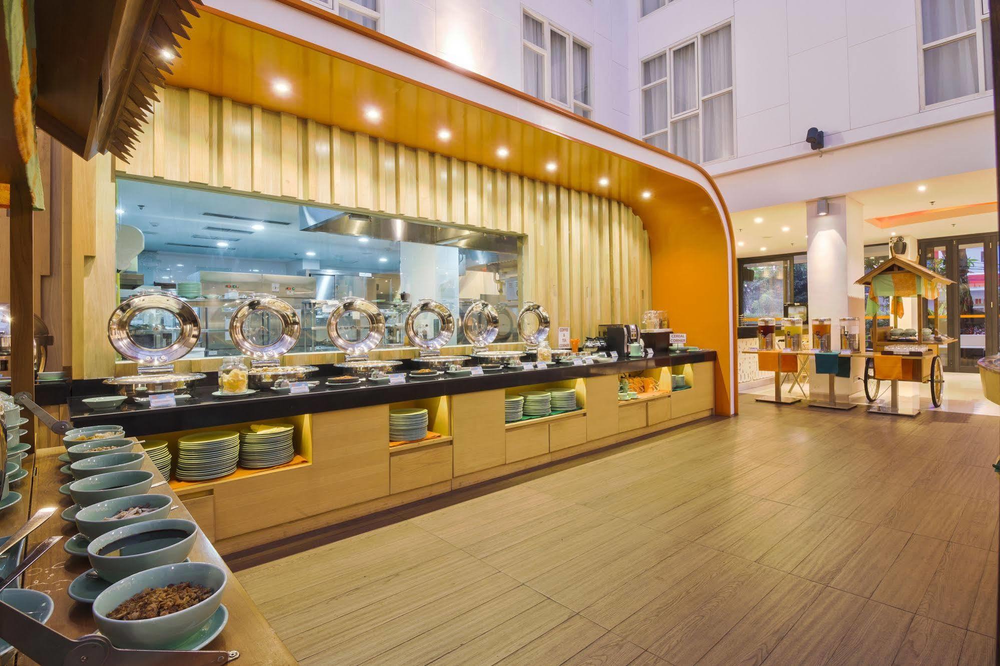 Harris Hotel Raya 庫塔 外观 照片